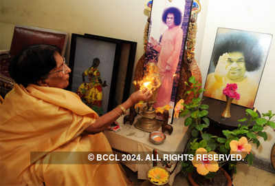 Devotees pay homage to Sai Baba