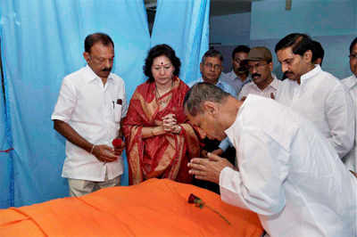 Devotees pay homage to Sai Baba