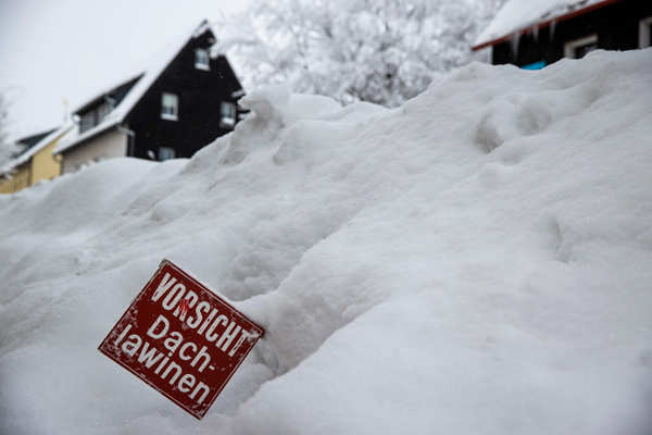 Harsh weather disrupts normal life in Europe