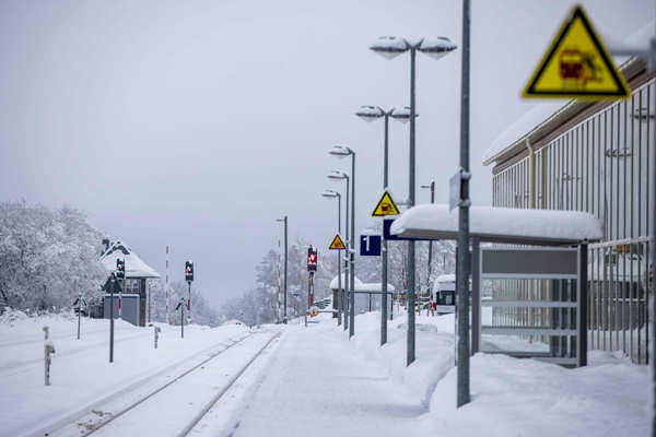 Harsh weather disrupts normal life in Europe