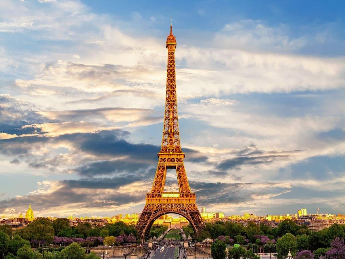 The Eiffel Tower to an amazing golden makeover ahead of 2024 ...