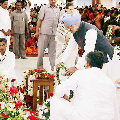 VVIPs pay tribute to Sai Baba