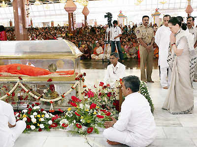 VVIPs pay tribute to Sai Baba