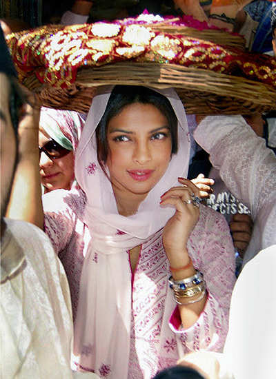 Pictures of famous personalities at shrines