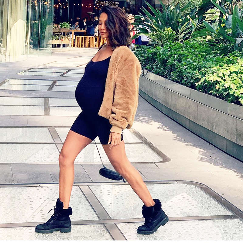 Mom To Be Lisa Haydon Flaunts Her Baby Bump In These New Pictures The Etimes Photogallery Page