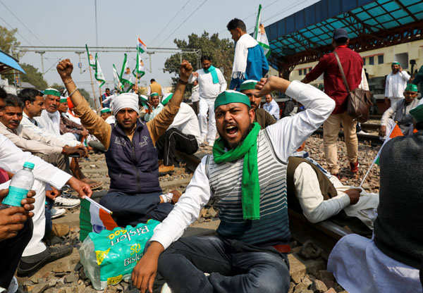 Farmers observe 'rail roko' agitation