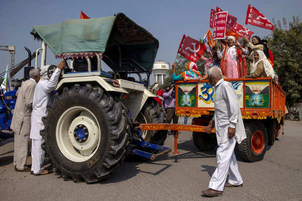 Farmers observe 'rail roko' agitation