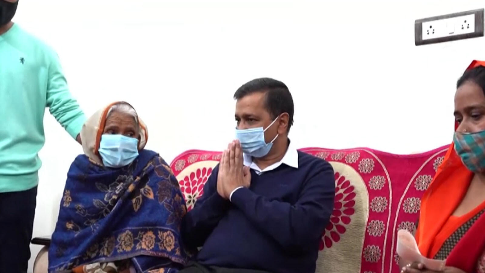 CM Kejriwal provides Rs 1 crore each to families of late Covid warriors