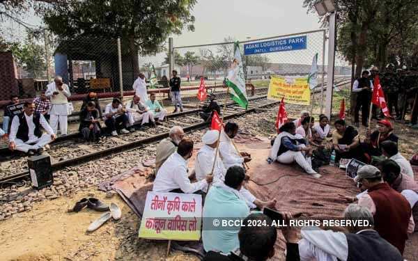 Farmers observe 'rail roko' agitation