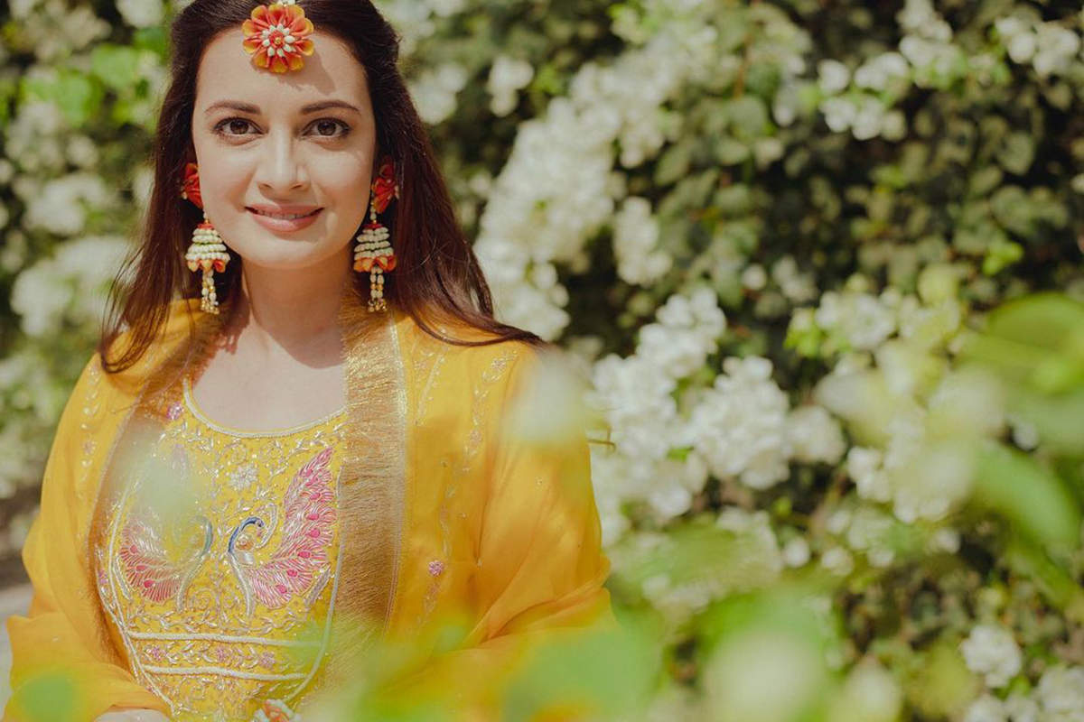 Dia Mirza looks beautiful in these sun-kissed pictures from her mehendi ceremony