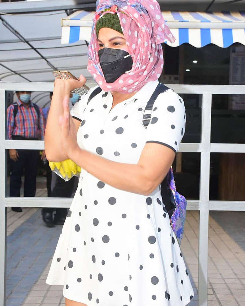 Viral pictures of Rakhi Sawant with her ailing mommy from hospital