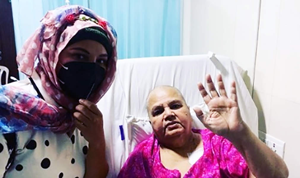 Viral pictures of Rakhi Sawant with her ailing mommy from hospital