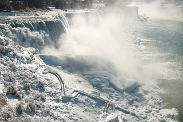 Spectacular pictures of half-frozen Niagara Falls go viral