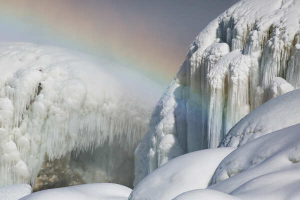 Spectacular pictures of half-frozen Niagara Falls go viral