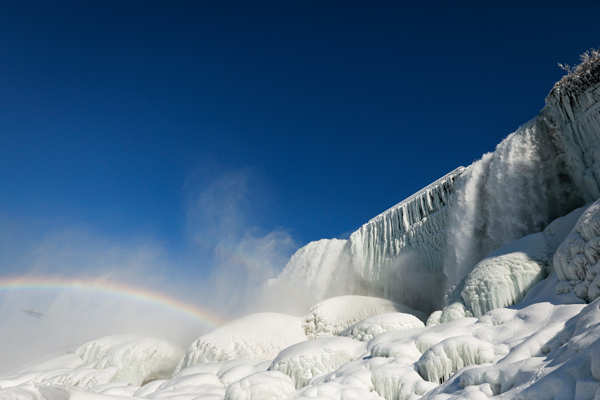 Spectacular pictures of half-frozen Niagara Falls go viral