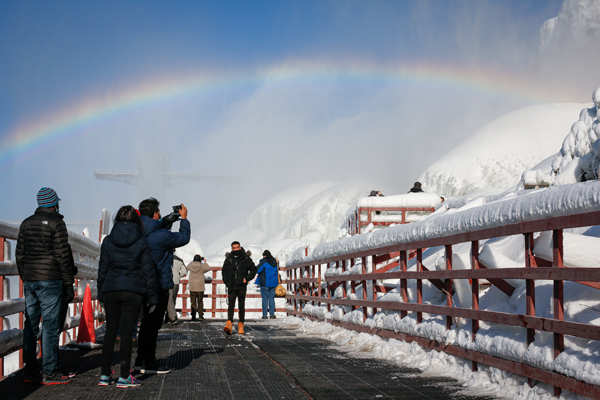 Spectacular pictures of half-frozen Niagara Falls go viral