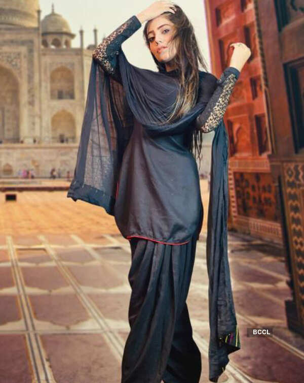 Actress Afrreenn Rahat's bewitching pictures take internet by storm