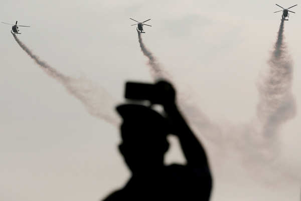 IAF pilots perform death-defying stunts at Colombo air show