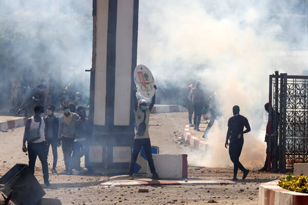 Clashes erupt after Senegal opposition leader arrested