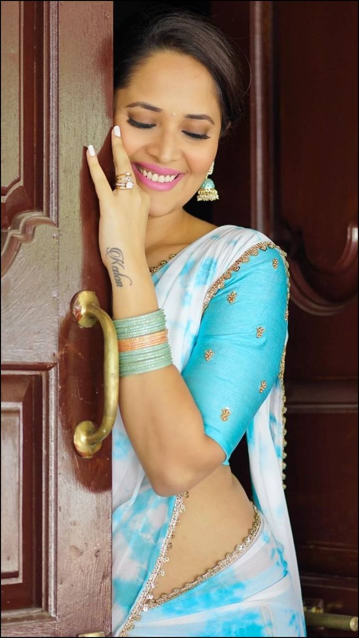 Anasuya Bharadwaj ups the glam in sarees | Times of India