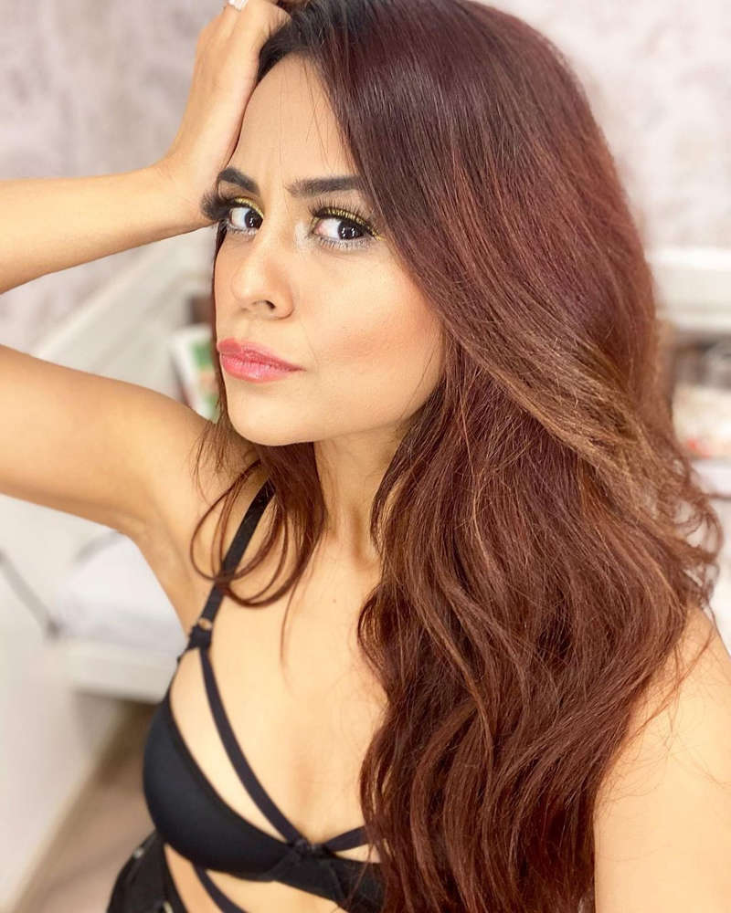 Shah Rukh Khan’s reel life daughter Sana Saeed shakes up the internet with her gorgeous pictures!