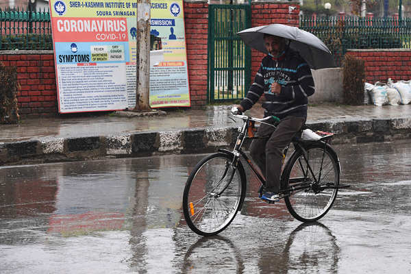 Kashmir receives intermittent rain