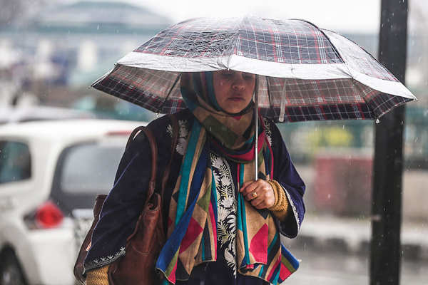 Kashmir receives intermittent rain