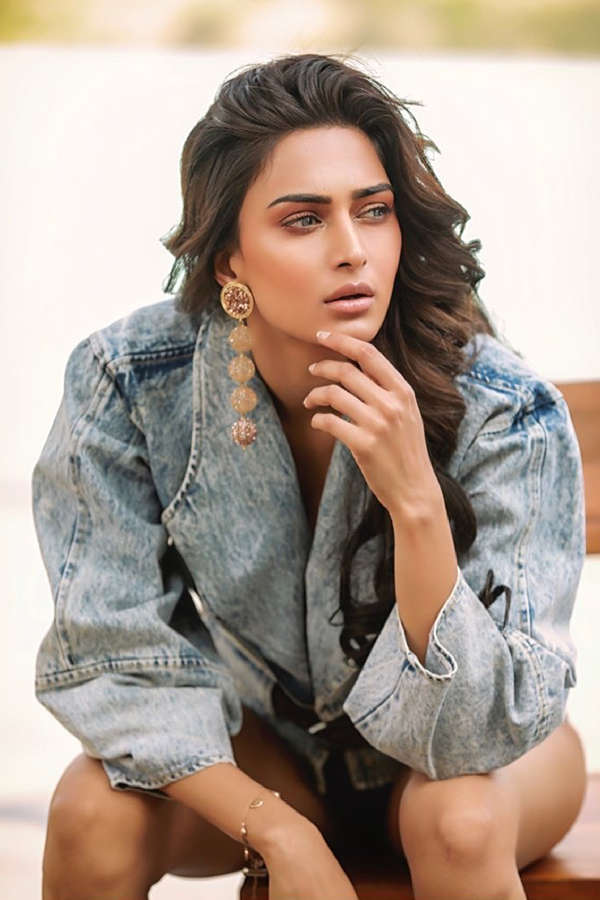 Erica Fernandes ups the glam quotient with her bewitching pictures
