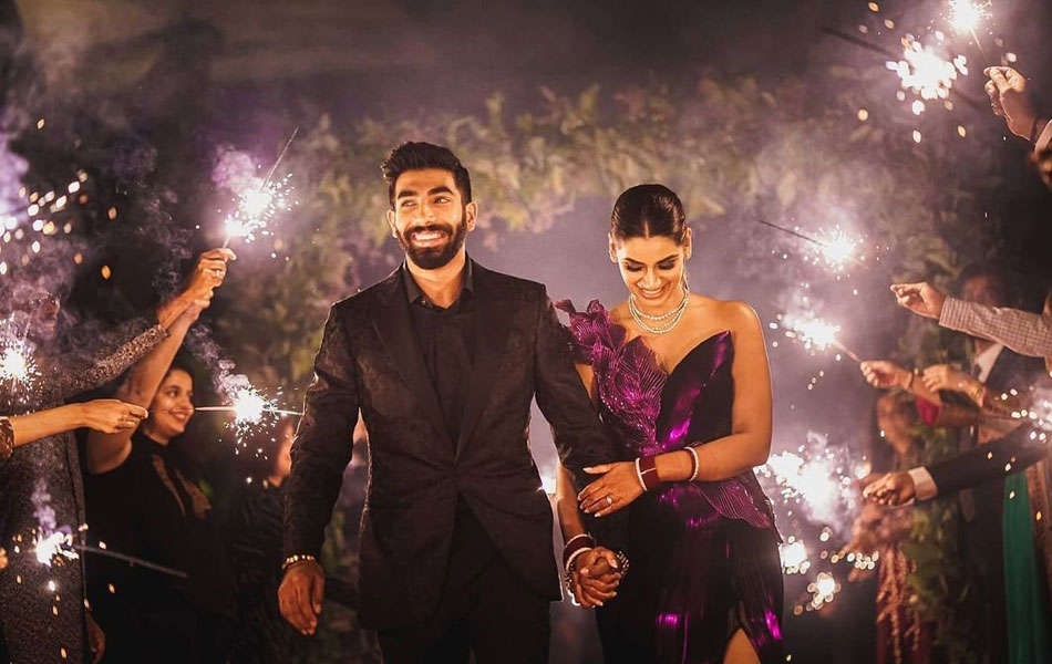 Lovely picture of Jasprit Bumrah with his wife Sanjana Ganesan on her birthday you just can’t give a miss