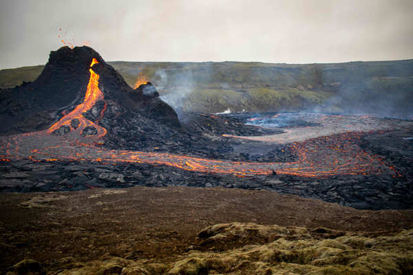 Iceland: Volcano erupts after almost 900 years