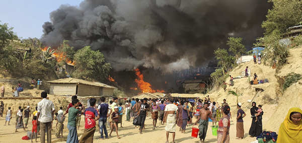 Bangladesh: 400 missing as massive fire engulfs Rohingya camp