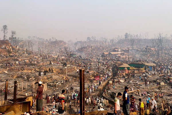 Bangladesh: 400 missing as massive fire engulfs Rohingya camp