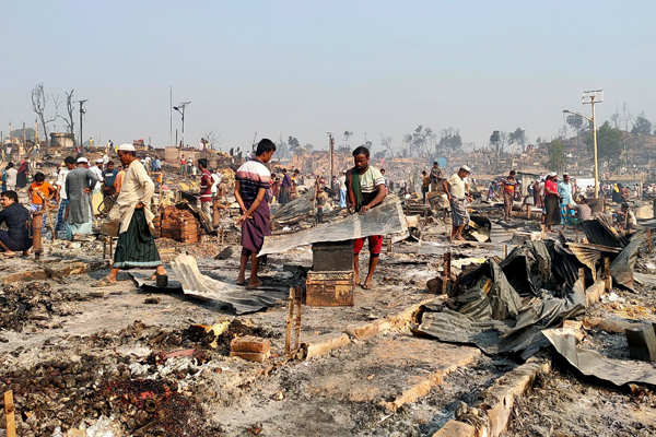 Bangladesh: 400 missing as massive fire engulfs Rohingya camp