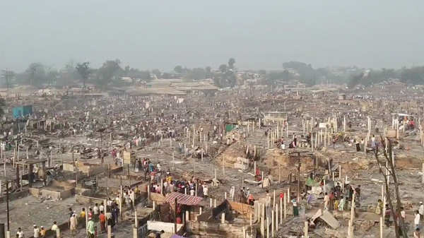 Bangladesh: 400 missing as massive fire engulfs Rohingya camp