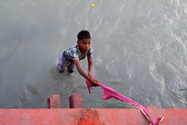 These pictures show how locals fish out coins at Kumbh Mela