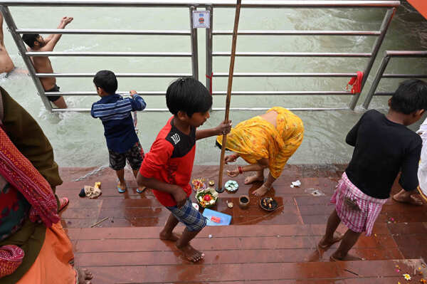 These pictures show how locals fish out coins at Kumbh Mela