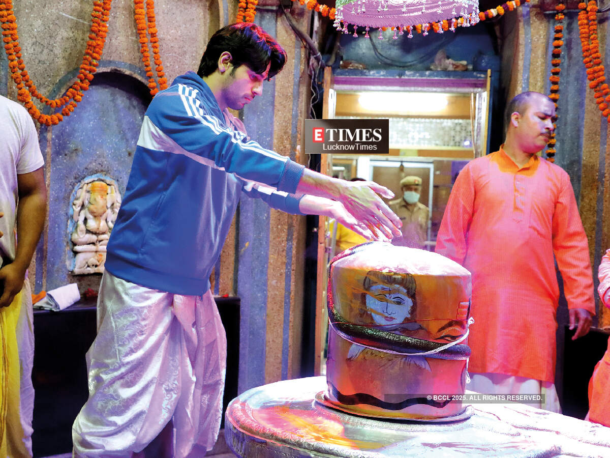 Sidharth performing puja at the temple (BCCL/ Aditya Yadav)