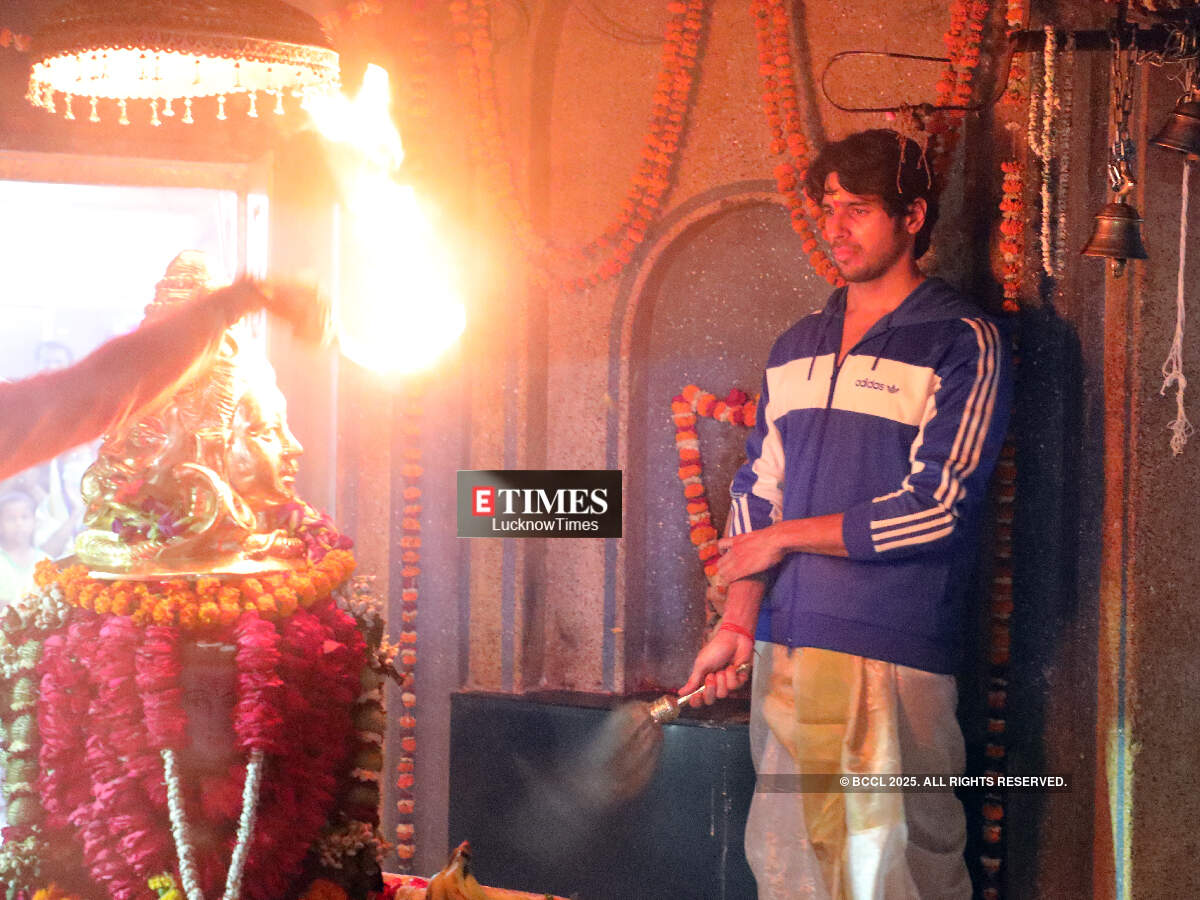 Sidharth performing puja at the temple (BCCL/ Aditya Yadav)