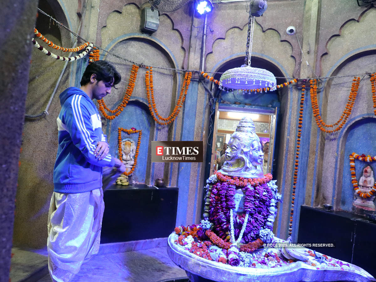 Sidharth performing puja at the temple (BCCL/ Aditya Yadav)