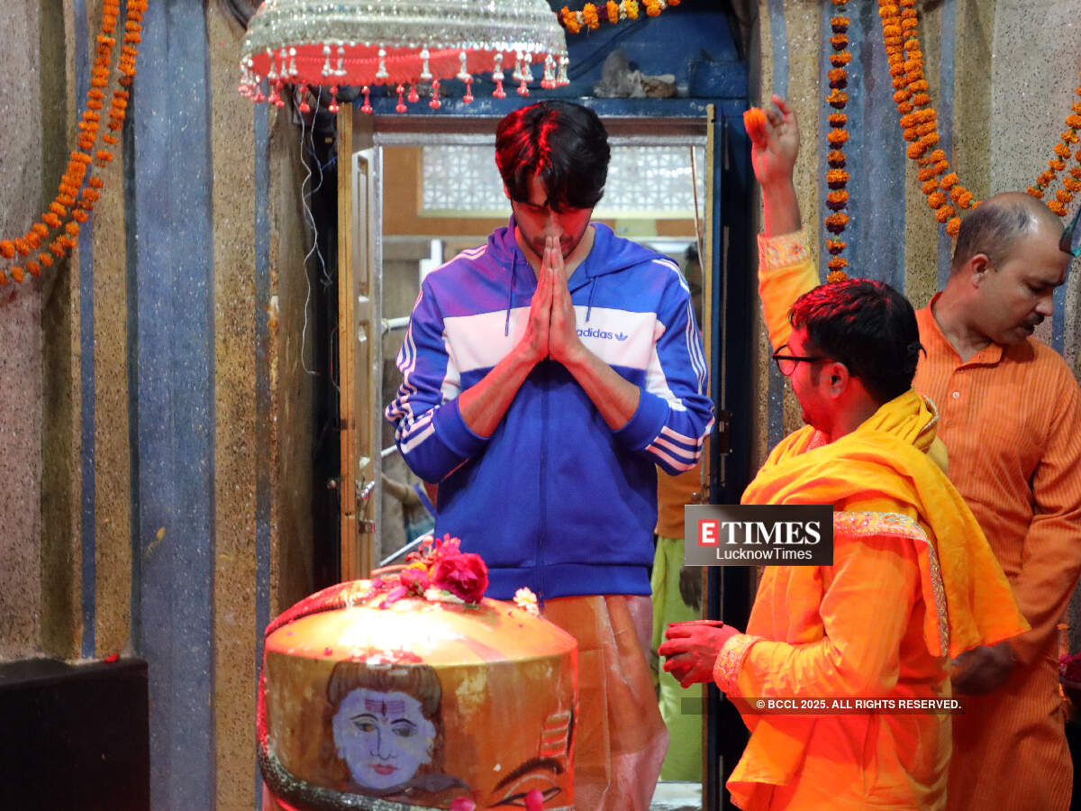 Sidharth performing puja at the temple (BCCL/ Aditya Yadav)