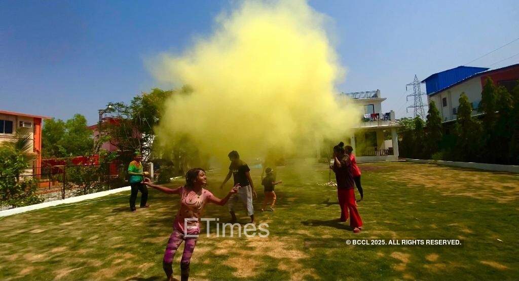 , Exclusive! Nawazuddin Siddiqui&#8217;s wife Aaliya&#8217;s fight with brother-in-law Shamas ends; she and her kids play Holi with him &#8211; Times of India, Indian &amp; World Live Breaking News Coverage And Updates