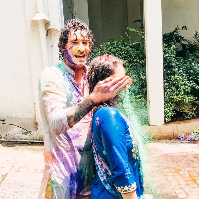 These romantic pictures of Sunny Leone and Daniel Weber from their Holi celebration go viral
