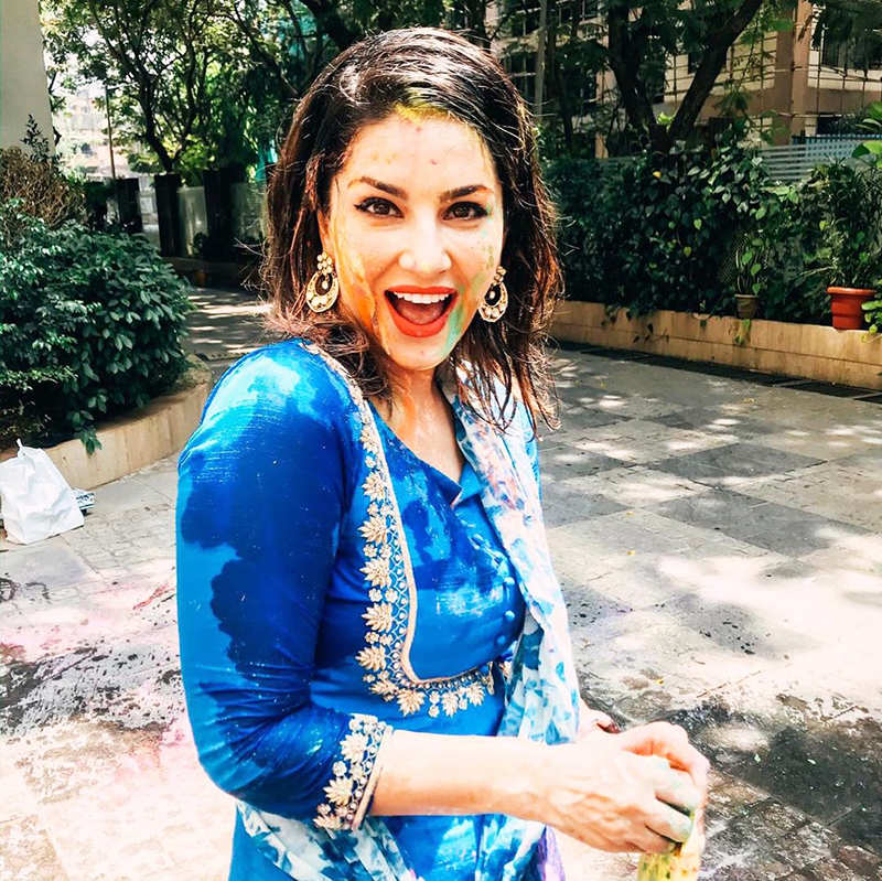 These romantic pictures of Sunny Leone and Daniel Weber from their Holi celebration go viral