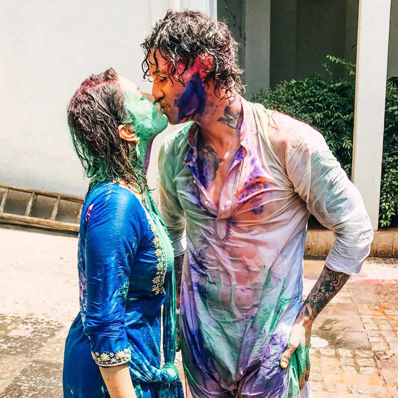 These romantic pictures of Sunny Leone and Daniel Weber from their Holi celebration go viral