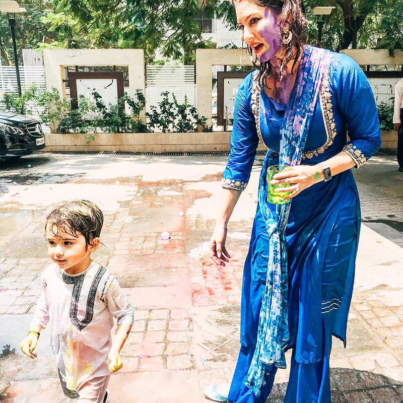 These romantic pictures of Sunny Leone and Daniel Weber from their Holi celebration go viral