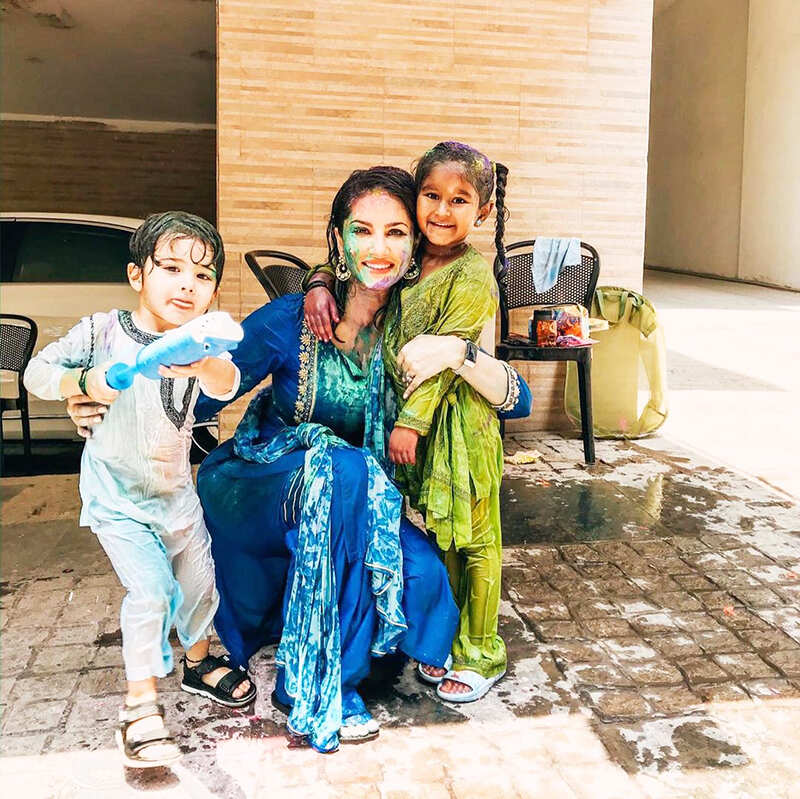 These romantic pictures of Sunny Leone and Daniel Weber from their Holi celebration go viral