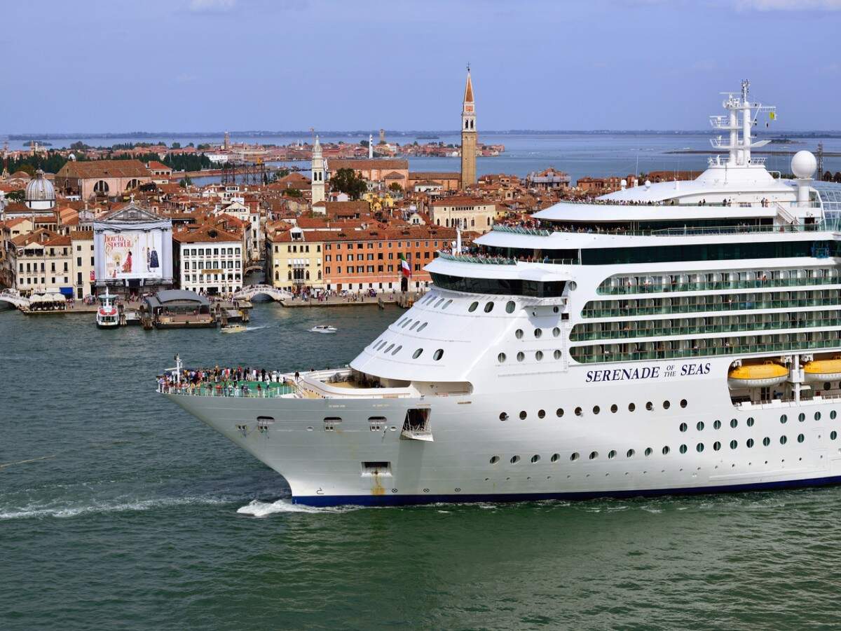 Ban on large cruise ships sailing past the historic centre of Venice Ban on large cruise ships sailing past the historic centre of Venice