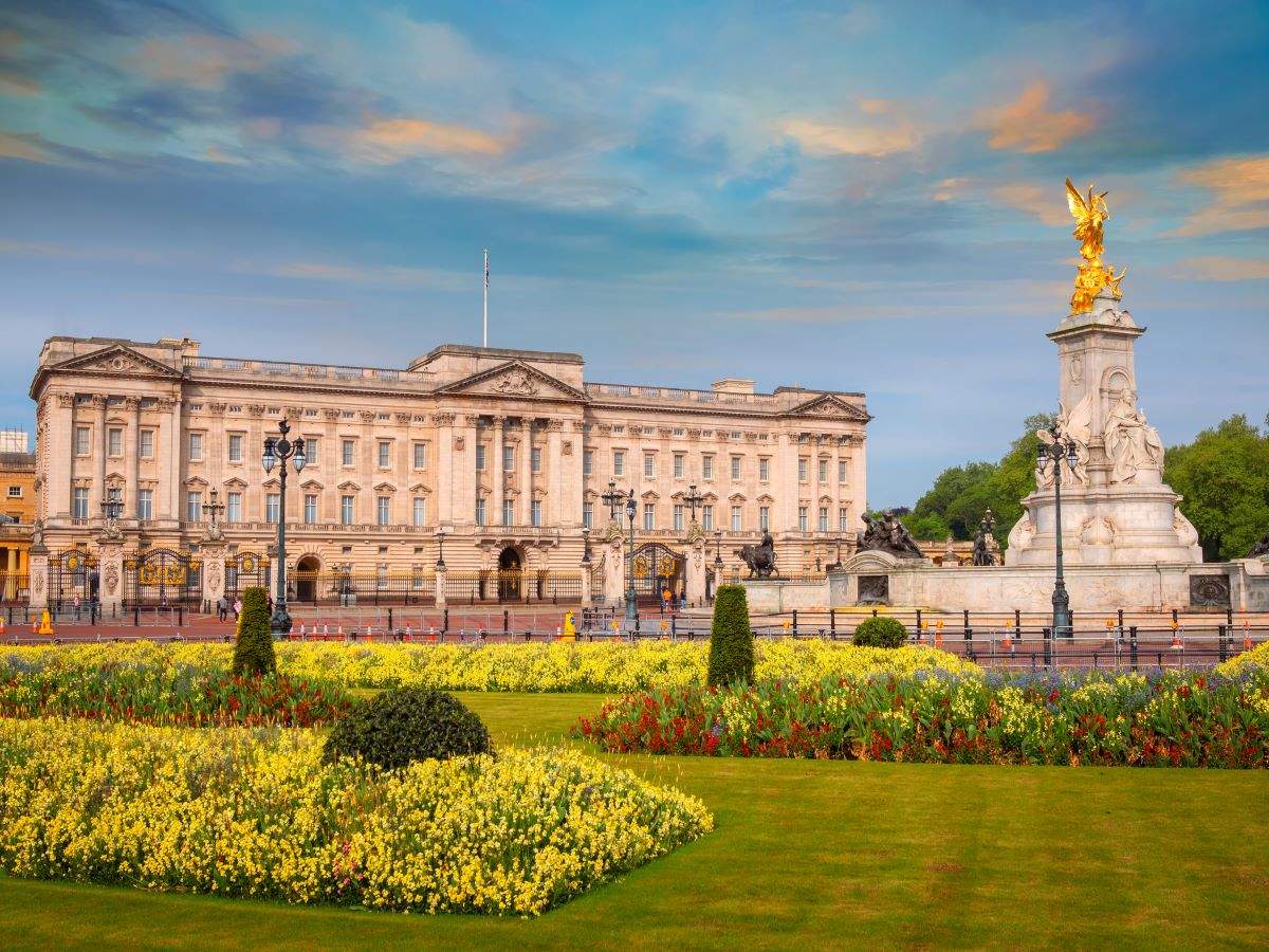Buckingham Palace to reopen for visitors this summer
