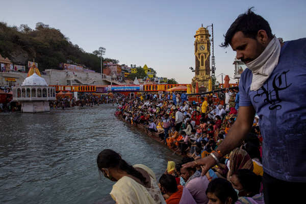 These pictures show how devotees in large number arrive at Kumbh Mela