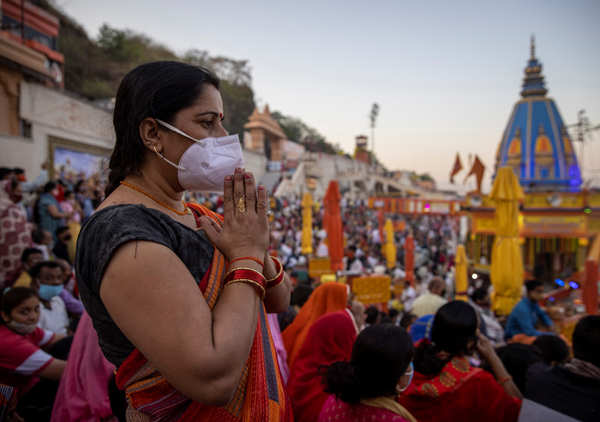 These pictures show how devotees in large number arrive at Kumbh Mela